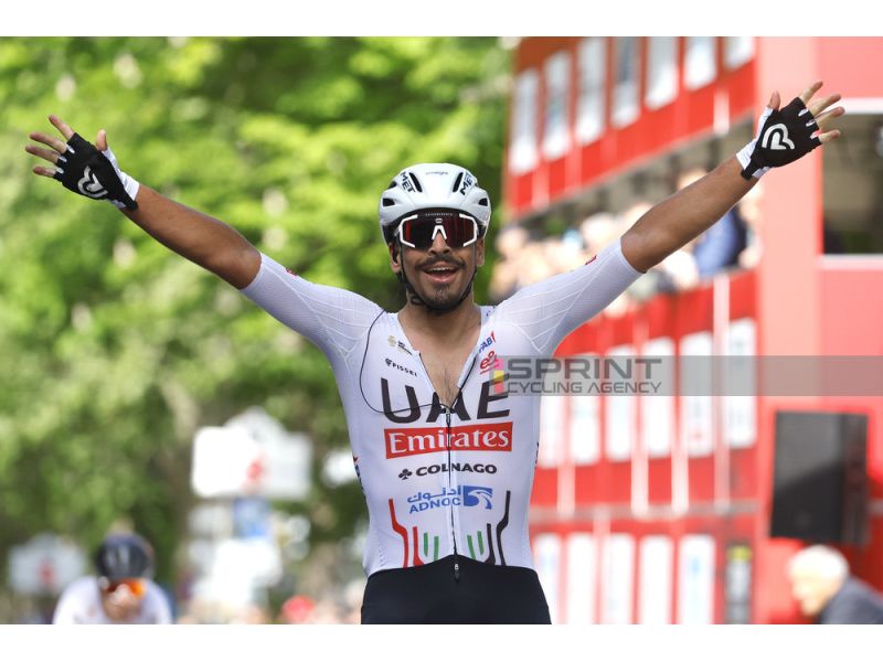 Passeio pela Romanha.  Morgato (Emirados Árabes Unidos), com os espanhóis Pau e Matia Pais no pódio da vitória portuguesa