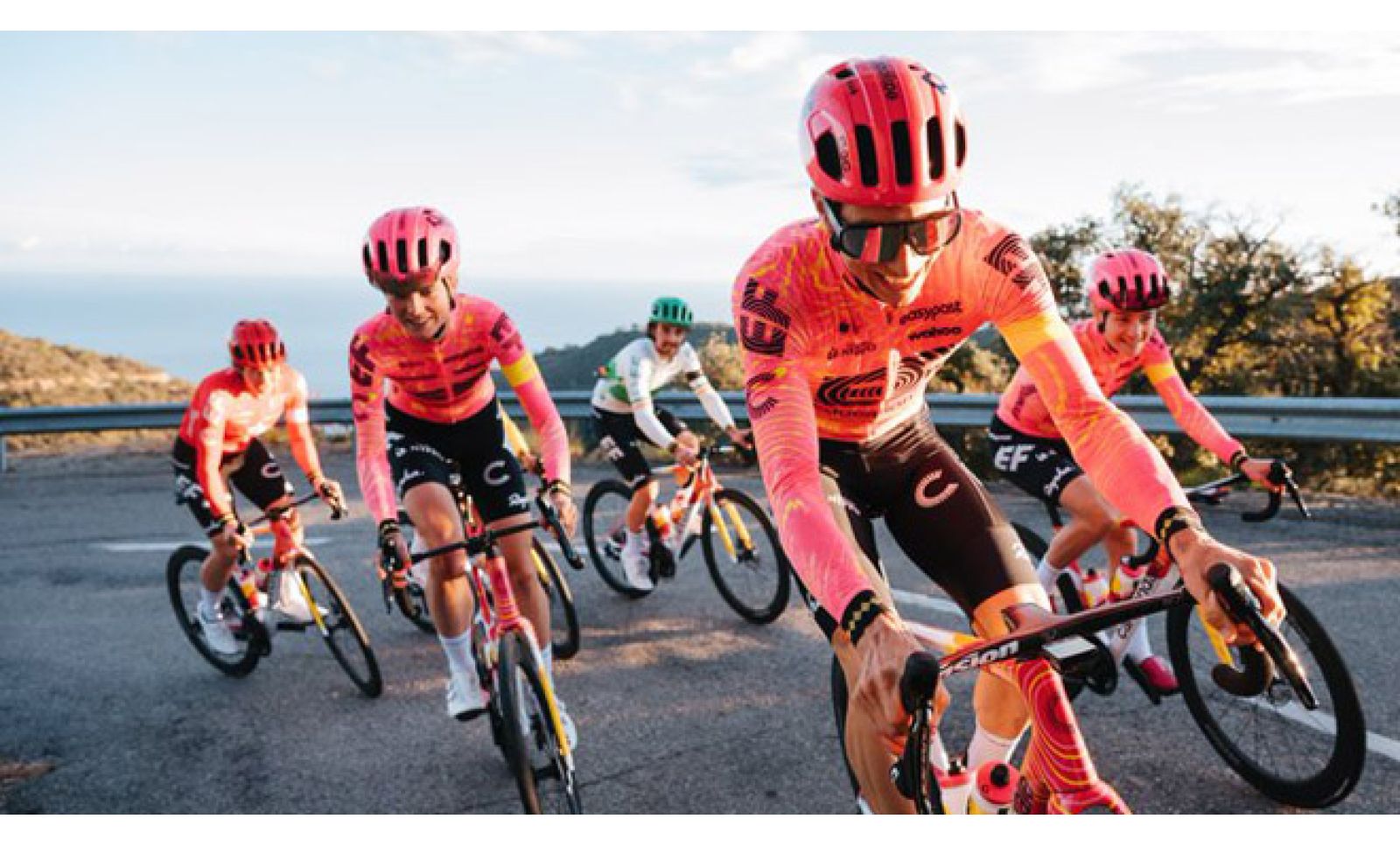 nuove-maglie-ef-education-easypost-la-solita-esplosione-di-colori